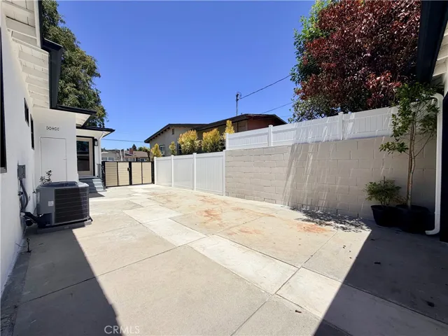 LONG driveway with Tons of entertainment potential, or RV parking