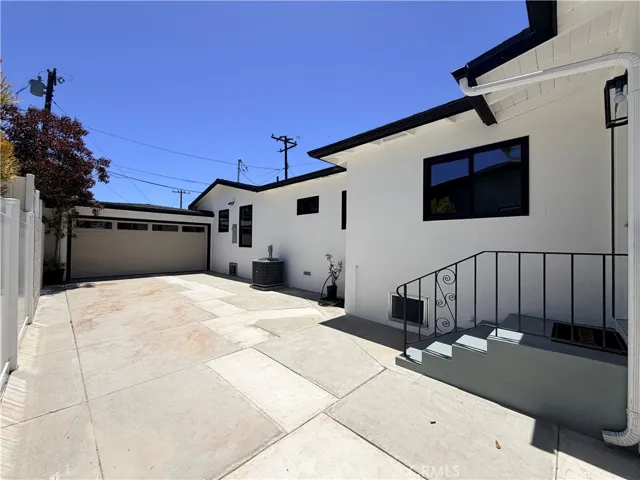 Long driveway/potential RV parking, OR space for a EXPANSIVE entertainment covered patio, or open air pergola
