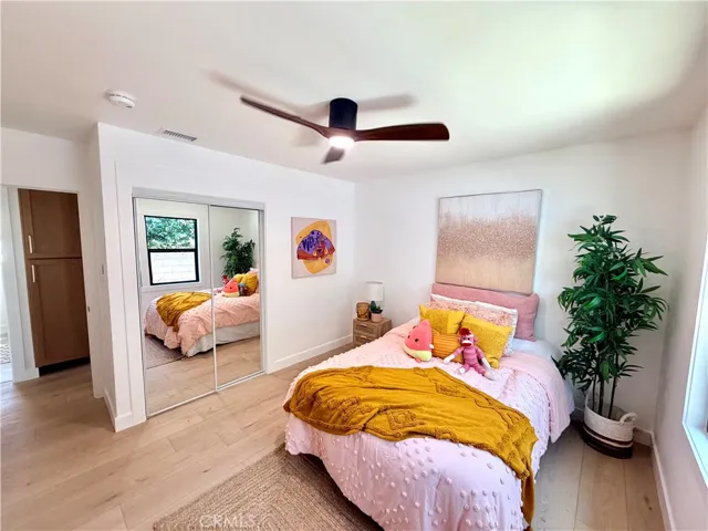 Middle bedroom, with mirrored wardrobe doors