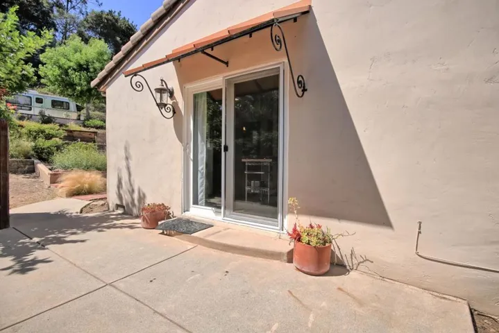 STUDIO ENTRANCE