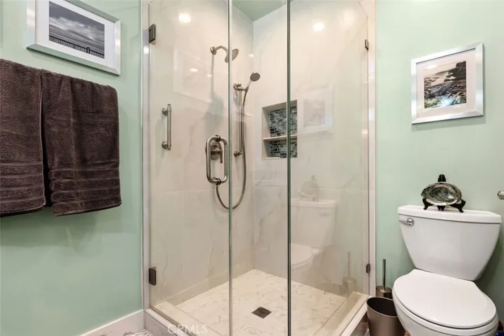 Primary Shower, Dual shower heads