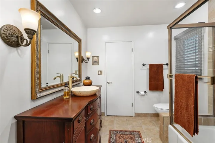 Full Bath-west wing