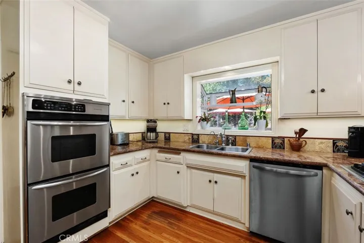 Granite Counters
Double Ovens
