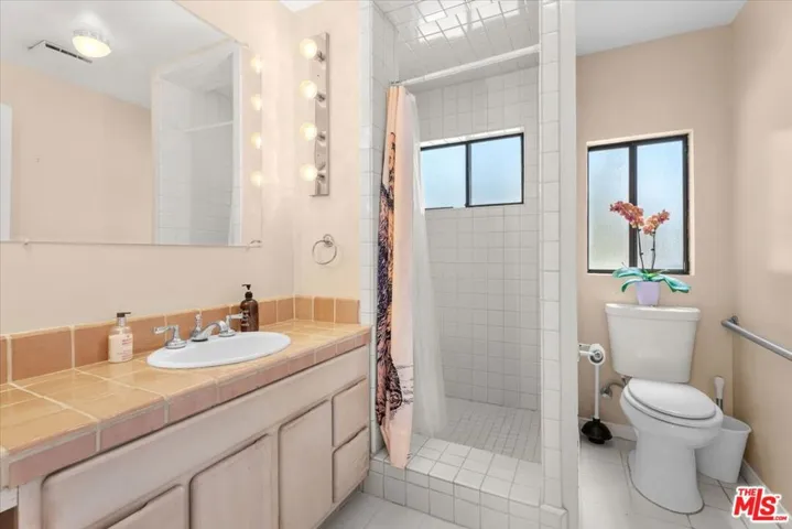 22954 Collins Street, Los Angeles, California 91367