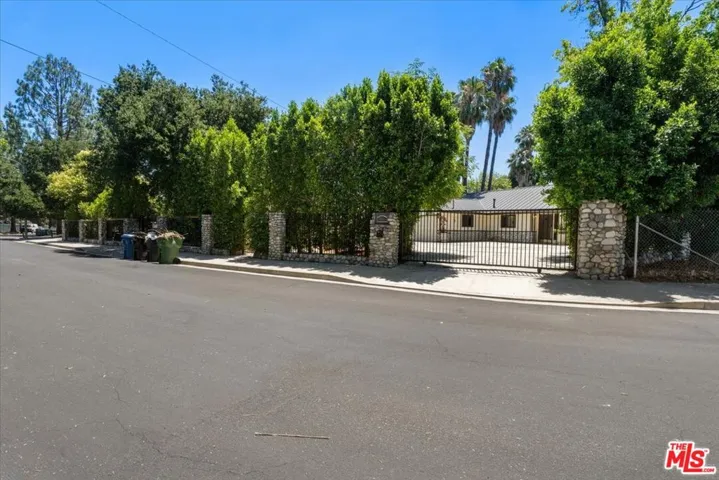 22954 Collins Street, Los Angeles, California 91367