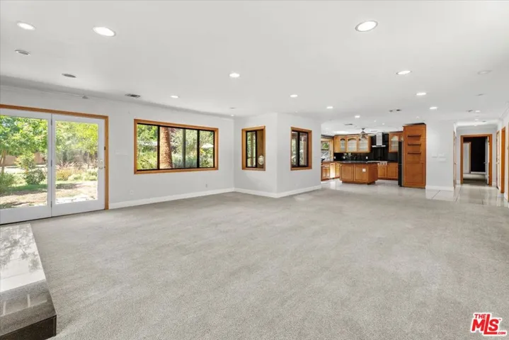 22954 Collins Street, Los Angeles, California 91367