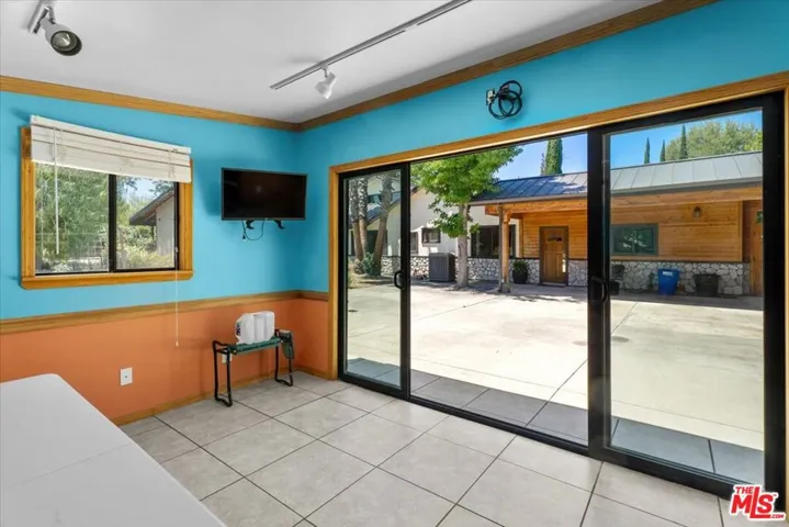 22954 Collins Street, Los Angeles, California 91367