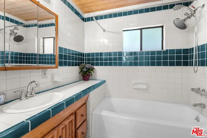 22954 Collins Street, Los Angeles, California 91367