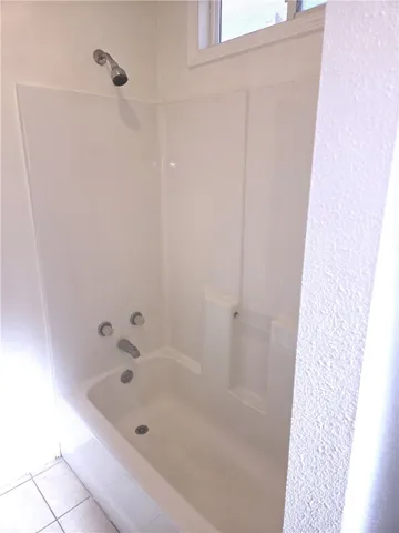 Separate structure bathtub