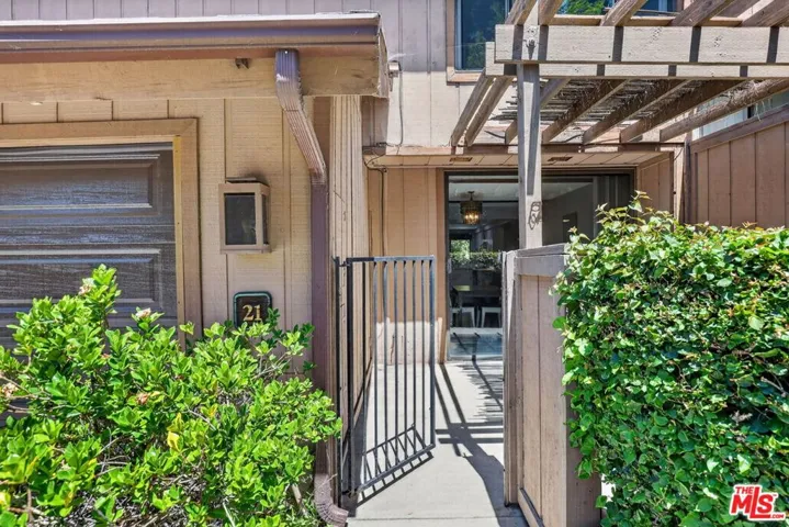 21 Northwoods Lane, La Crescenta, California 91214