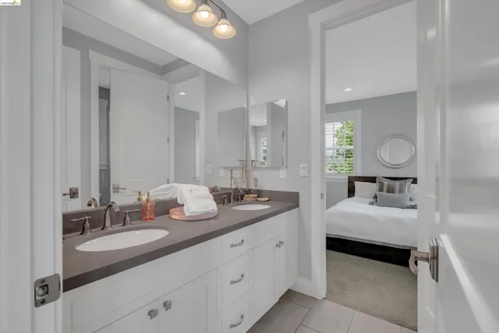 Adjoining en suite