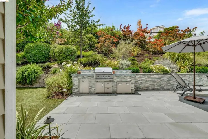 Outdoor built-in BBQ