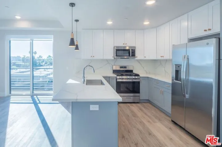 3672 Jasmine Avenue 303, Palms, California 90034