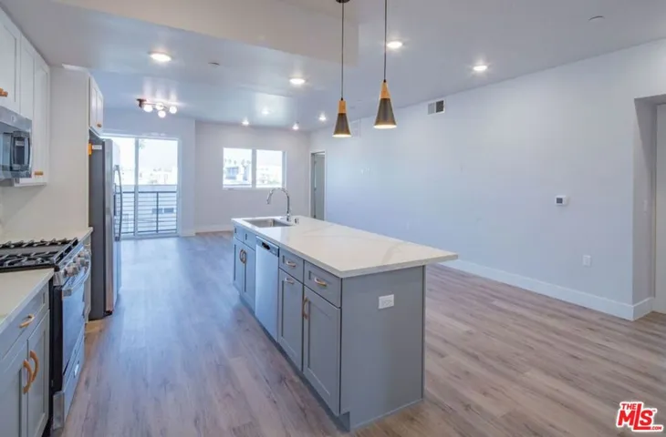 3672 Jasmine Avenue 303, Palms, California 90034