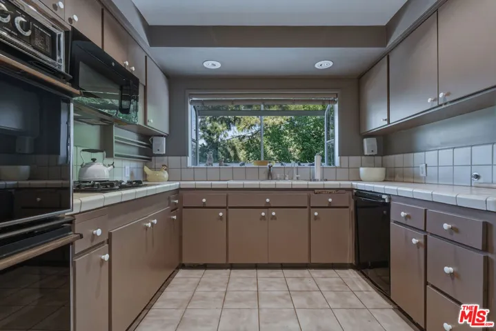3553 Summerfield Drive, Los Angeles, California 91423