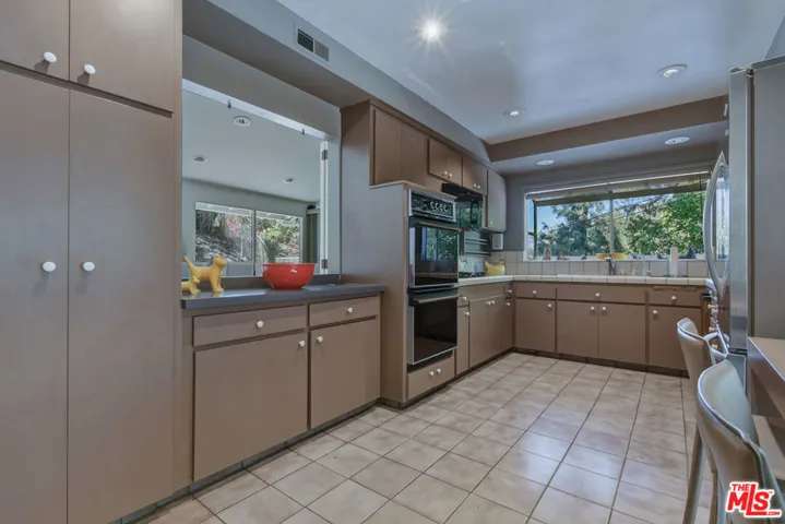3553 Summerfield Drive, Los Angeles, California 91423