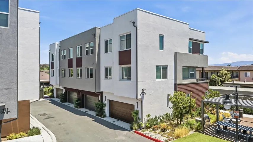 633 S Lyon St, Santa Ana, California 92705