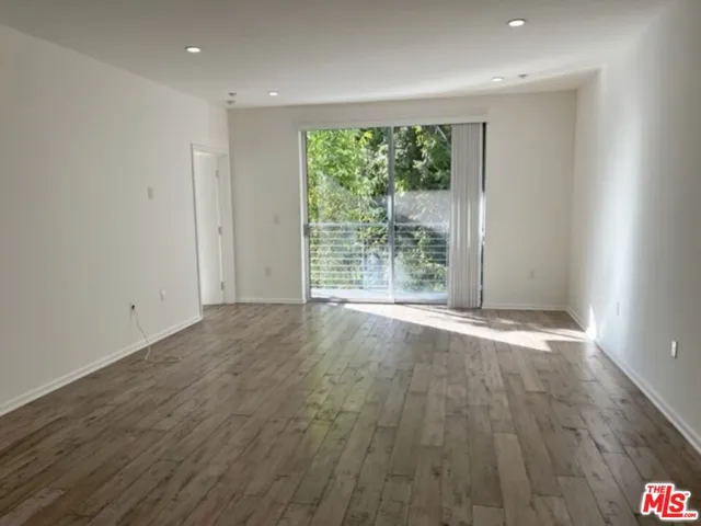 Spacious living rm