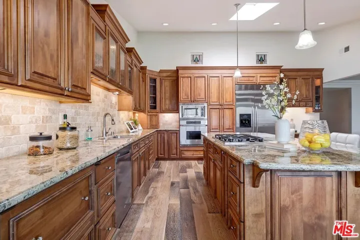 823 Enchanted Way, Pacific Palisades, California 90272