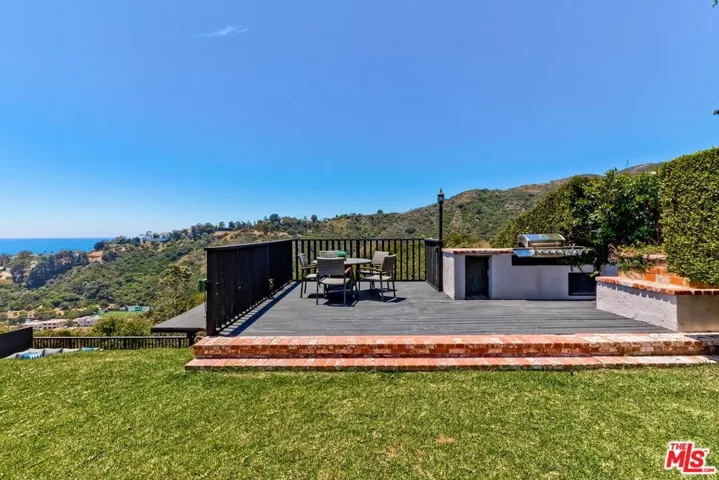 823 Enchanted Way, Pacific Palisades, California 90272
