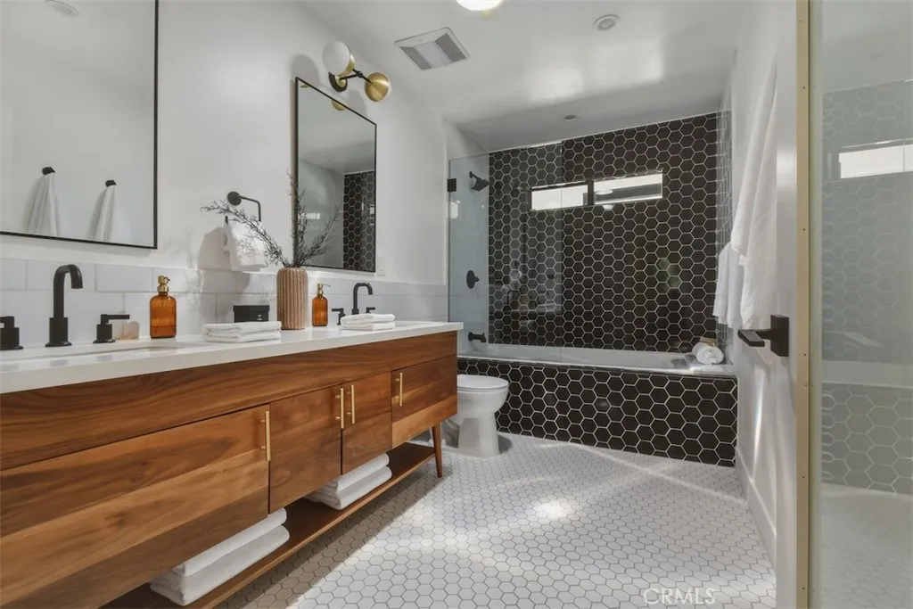 Bathroom 2 with tub