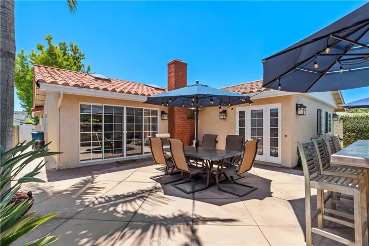 Love outdoor entertaining, then this is the perfect setting!