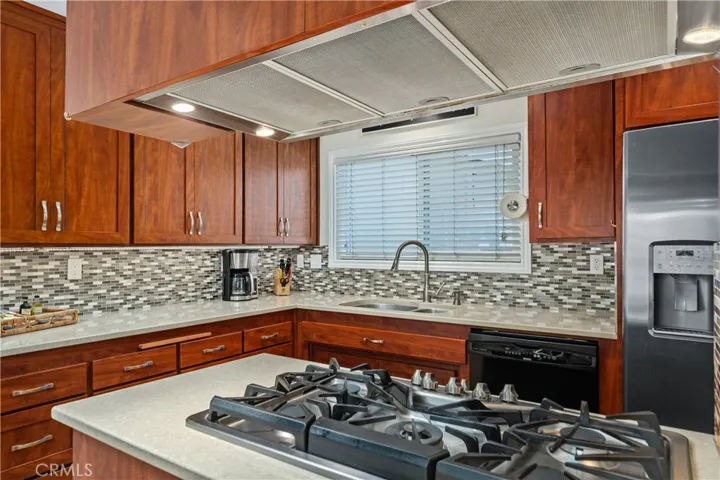 Love cooking with gas?  Well here's a favorite 5 burner gas cooktop and ready for you to do some magic in the kitchen!