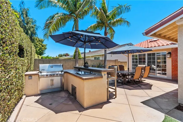 Built-in BBQ featuring concrete countertops and an ice sink for keeping drinks cold and refreshing~
