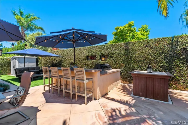 A built-in BBQ with seating area...come join the chef while throwing some steaks on the Barbecue...