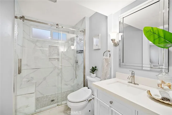 Dual vanity sink and walk in shower with seat and Shower niche