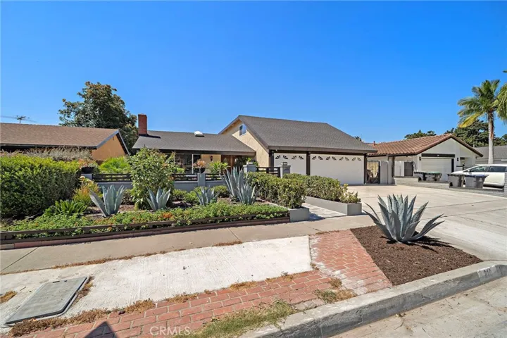 Ideally located just minutes from South Coast Plaza, Segerstrom Center for the Arts, premier dining, shopping, parks, Orange Coast College, John Wayne Airport, and major freeways