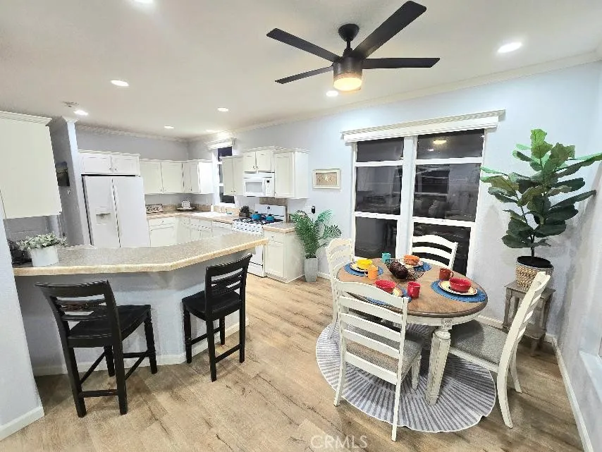 dining room / Bar