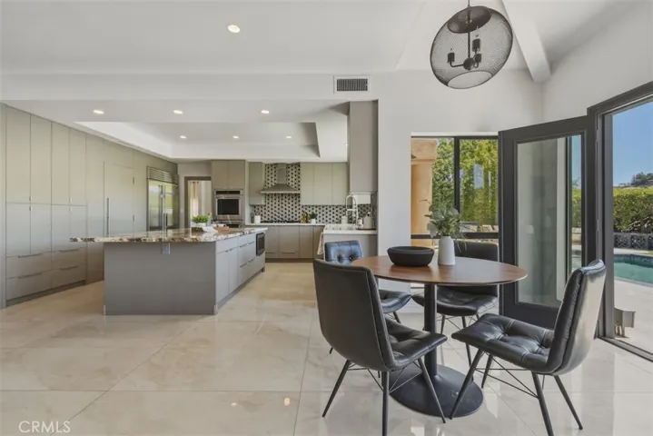 Kitchen and breakfast area