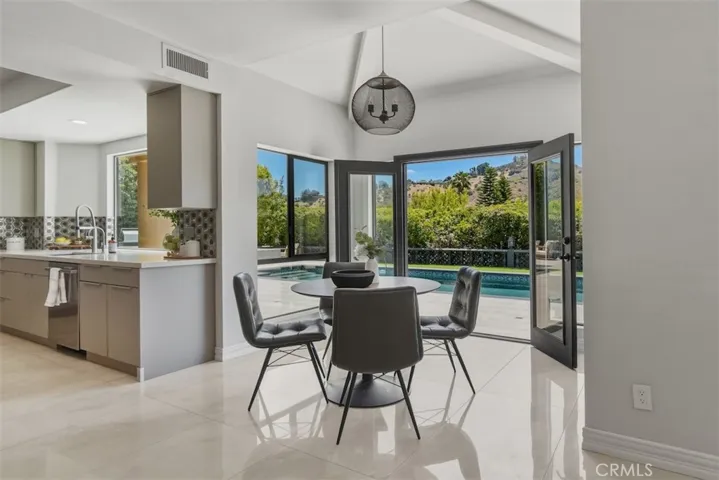 kitchen and breakfast area