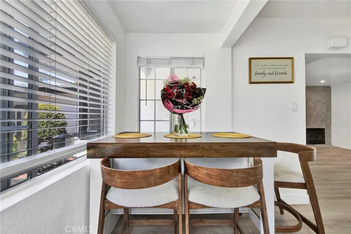 eat-in kitchen