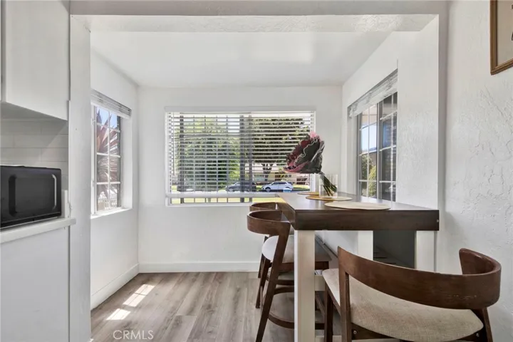 eat-in kitchen