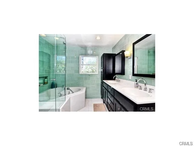 Primary Bath w/Dual Vanity
