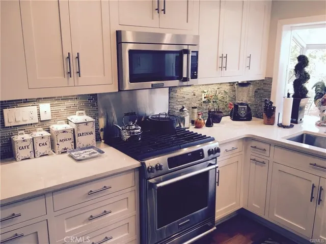 Kitchen w/White Shaker Cabinets