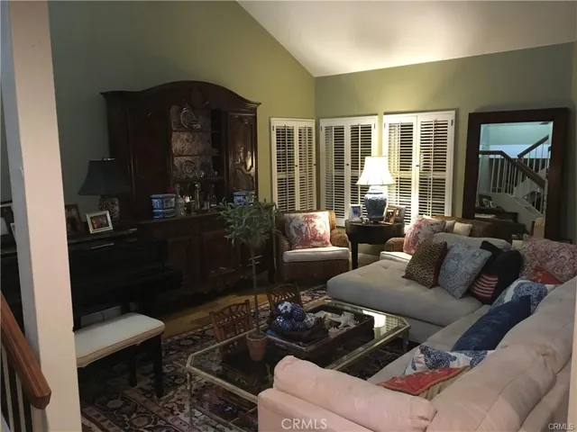 Living room w/high ceilings