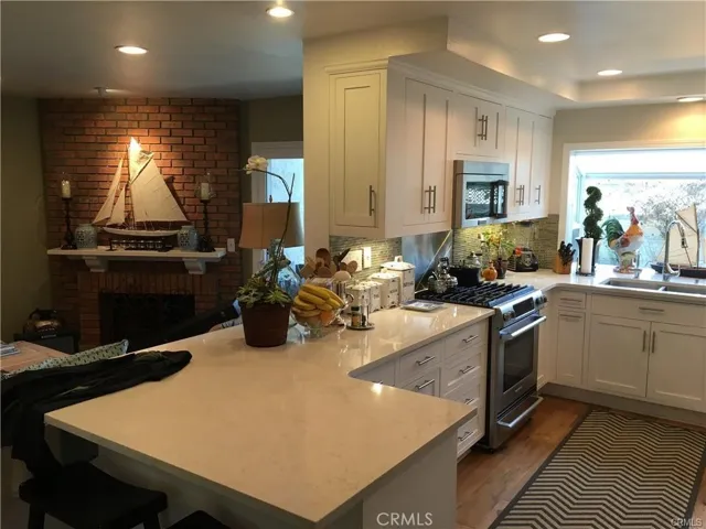 Kitchen seating bar w/Quartz Slab countertops