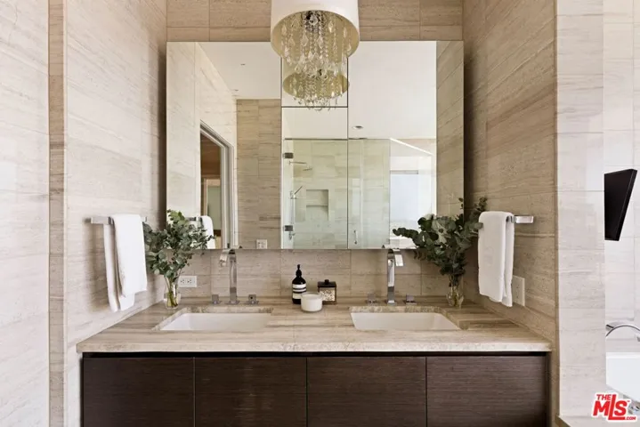 900 W Olympic Boulevard 42e, Los Angeles, California 90015