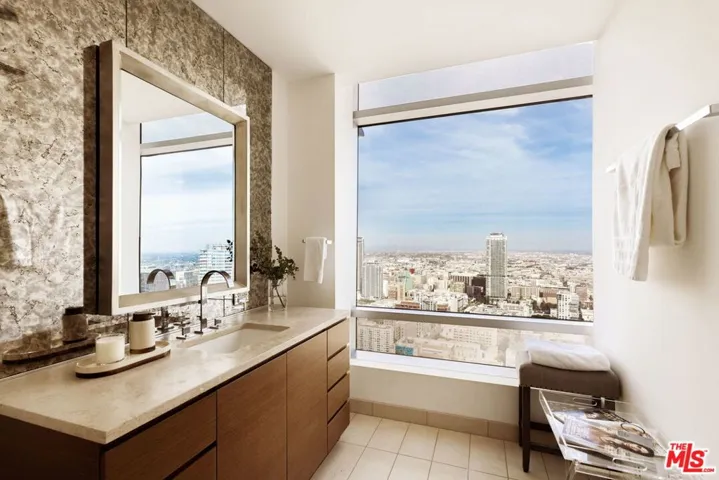 900 W Olympic Boulevard 42e, Los Angeles, California 90015