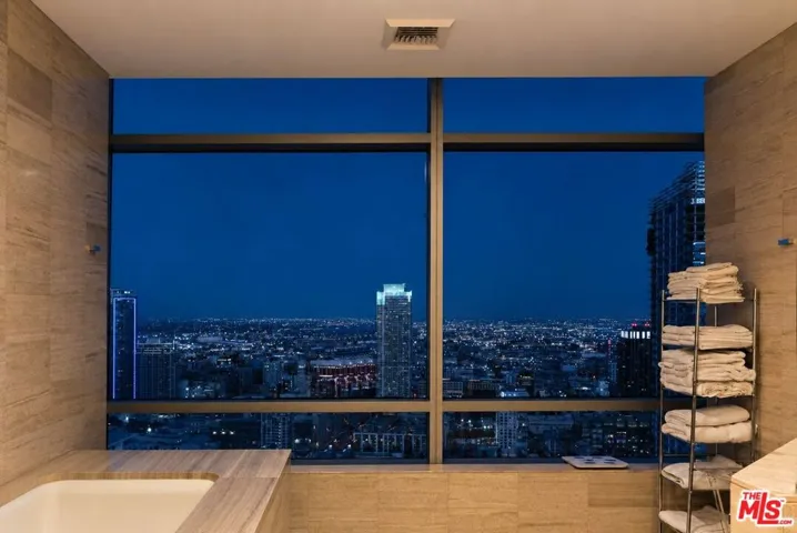 900 W Olympic Boulevard 42e, Los Angeles, California 90015