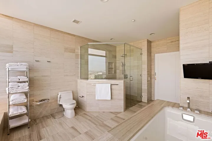 900 W Olympic Boulevard 42e, Los Angeles, California 90015