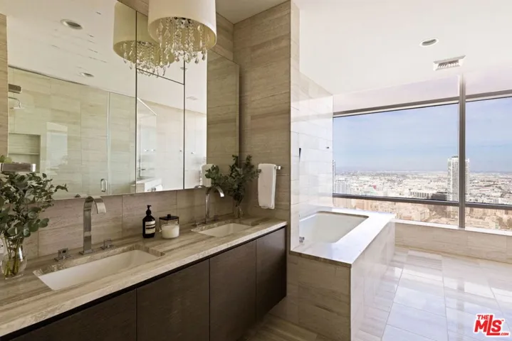 900 W Olympic Boulevard 42e, Los Angeles, California 90015