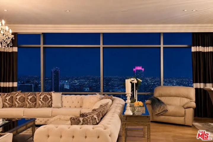 900 W Olympic Boulevard 42e, Los Angeles, California 90015