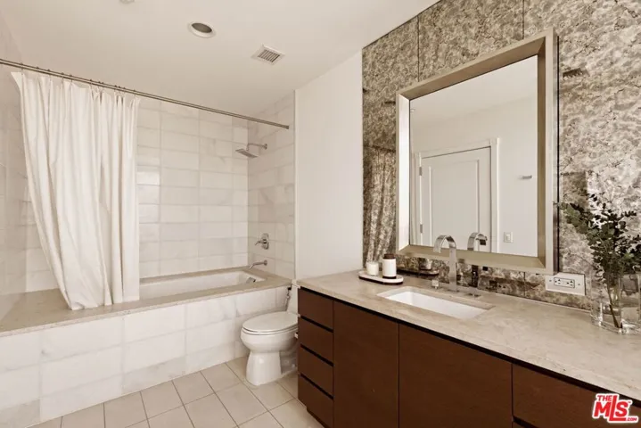 900 W Olympic Boulevard 42e, Los Angeles, California 90015