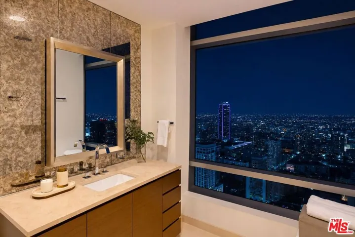 900 W Olympic Boulevard 42e, Los Angeles, California 90015