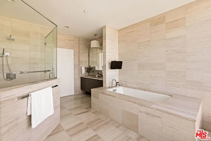 900 W Olympic Boulevard 42e, Los Angeles, California 90015