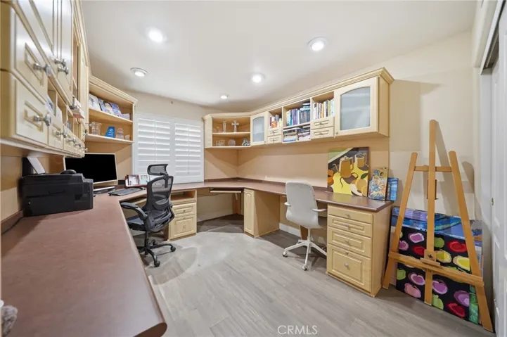 Room 3 - built in desk